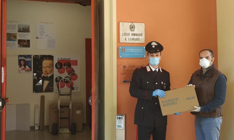 Pensioni per gli over 75 e tablet per gli studenti: prosegue l'attività di consegna dei carabinieri Pensioni per gli over 75 e tablet per gli studenti: prosegue l'attività di consegna dei carabinieri