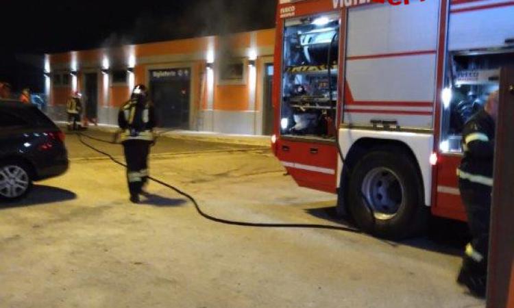 Civitanova, incendio alla stazione: fiamme divampano all'interno della biglietteria (FOTO)