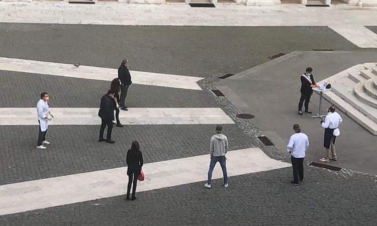 Loreto - Dopo il Flashmob i commercianti consegnano le chiavi al Sindaco per protesta