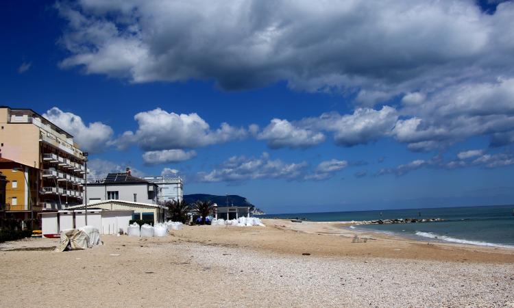Spiagge, Regione e Comuni costieri a confronto sulla riapertura: "Protocolli di sicurezza entro metà maggio"