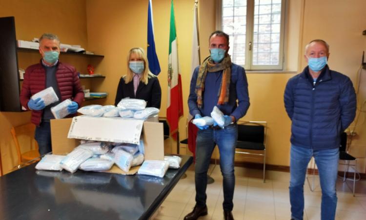 San Severino, l'impresa Artigianvetro dona 1.500 mascherine al Comune