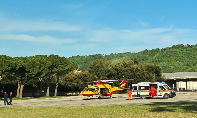 Macerata, perde il controllo dell'auto e finisce fuori strada: ragazza trasportata a Torrette in codice rosso