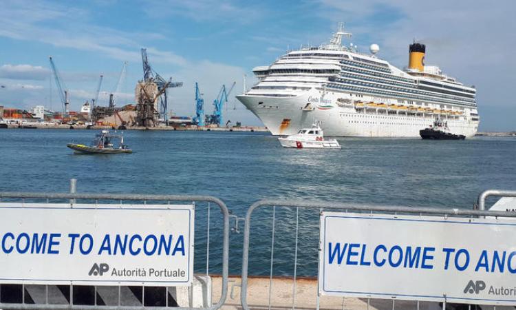 Coronavirus, iniziano i primi sbarchi dalla nave Costa Magica: in 11 ritorneranno a casa