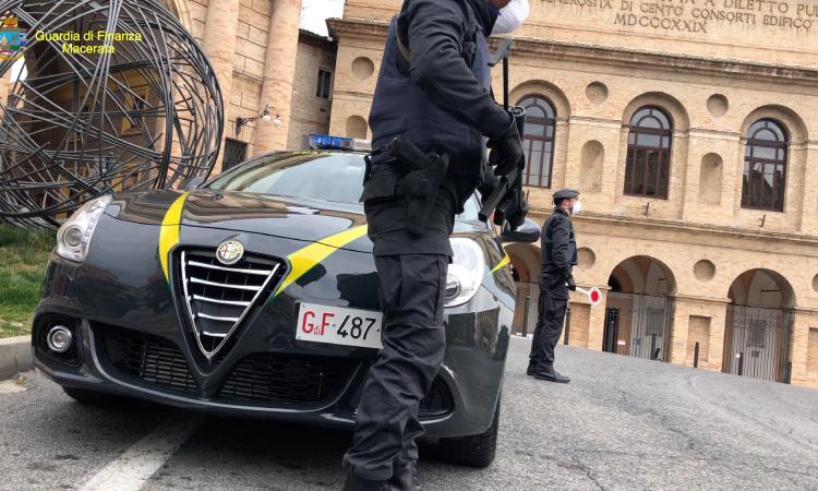 Il bilancio delle Fiamme Gialle: controllati 13.000 negozi e 7.500 persone. Oltre mezzo chilo di droga sequestrata (VIDEO)