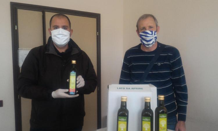 Macerata, la Lilt dona 120 bottiglie d'olio alla Caritas Macerata, la Lilt dona 120 bottiglie d'olio alla Caritas