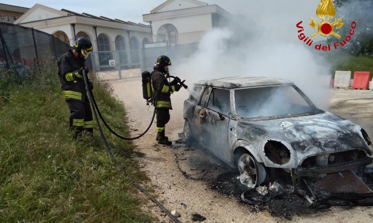 Civitanova, auto divorata dalle fiamme in via Del Pincio (FOTO) Civitanova, auto divorata dalle fiamme in via Del Pincio (FOTO)