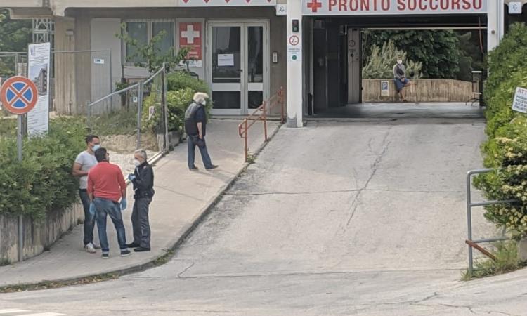 Macerata, follia di un paziente al pronto soccorso: morsi e pugni al personale sanitario