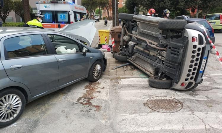 Tolentino, carambola tra due auto in Viale Benaducci: paura per due persone (FOTO)