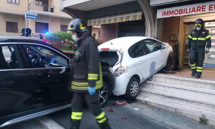 Macerata, rocambolesco incidente in via Spalato: accusa un malore alla guida e finisce contro auto (FOTO e VIDEO)