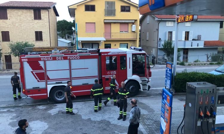 Civitanova, paura al rifornimento IP in via Alighieri: cestino dell'immondizia prende fuoco (FOTO)