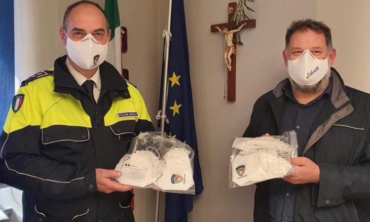 Tolentino, mascherine con il logo della Polizia Locale donate agli agenti Tolentino, mascherine con il logo della Polizia Locale donate agli agenti