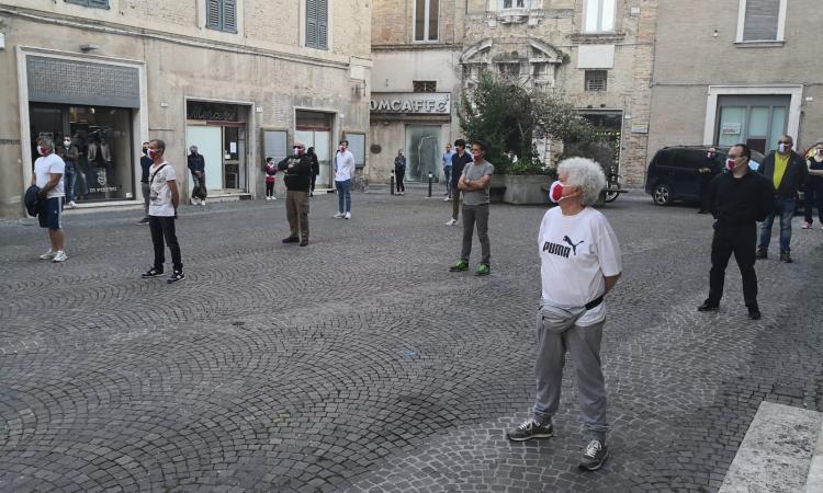 Mascherine Tricolore scendono in piazza per famiglie e lavoratori Mascherine Tricolore scendono in piazza per famiglie e lavoratori