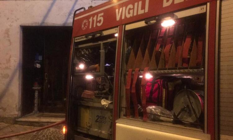 Scoppia incendio in un'abitazione: gravemente ustionata una donna Scoppia incendio in un'abitazione: gravemente ustionata una donna