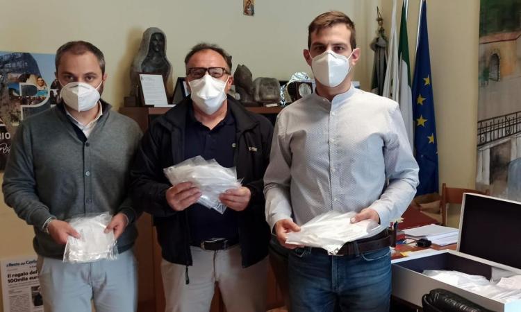 Sefro, la solidarietà della LGB Costruzioni: mascherine monouso consegnate al Sindaco Tapanelli Sefro, la solidarietà della LGB Costruzioni: mascherine monouso consegnate al Sindaco Tapanelli