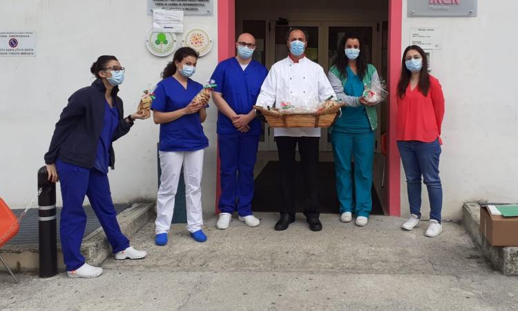 Macerata, una dolce carezza agli infermieri di Villa Cozza: l'omaggio dell'Osteria dei Fiori
