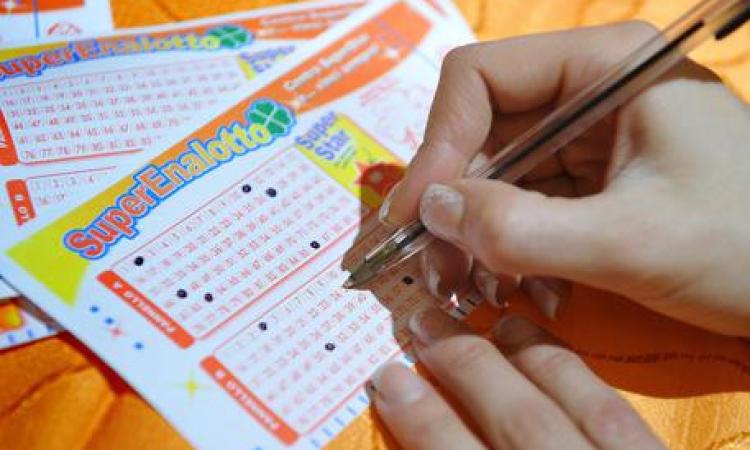 Punta 2 euro e vince 156 milioni: centrato il "6" al Superenalotto a Montappone Punta 2 euro e vince 156 milioni: centrato il "6" al Superenalotto a Montappone