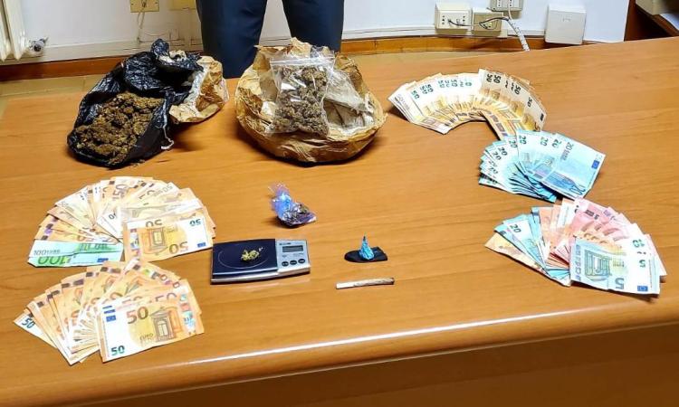 Civitanova, doppio blitz antidroga: trovati con oltre 300 grammi di droga e 4mila euro in casa. Due denunciati Civitanova, doppio blitz antidroga: trovati con oltre 300 grammi di droga e 4mila euro in casa. Due denunciati