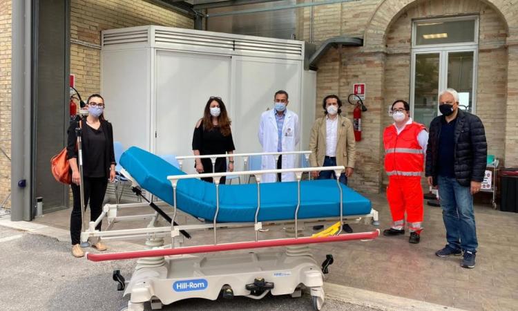 Recanati, la solidarietà di Iustissima Civitas: donata una barella all'Ospedale Santa Lucia