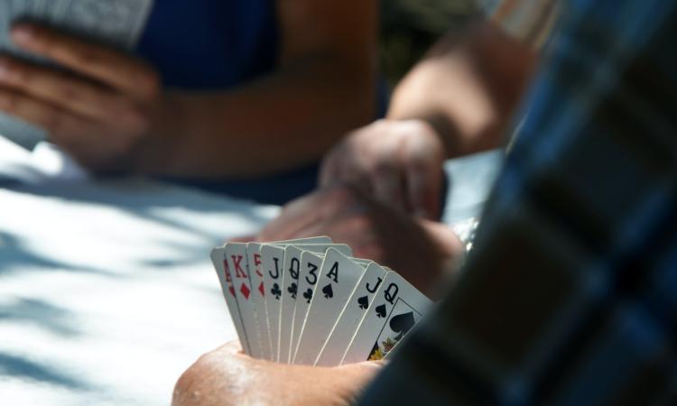 Gioca a carte e perde oltre mille euro a Natale: la moglie chiede separazione