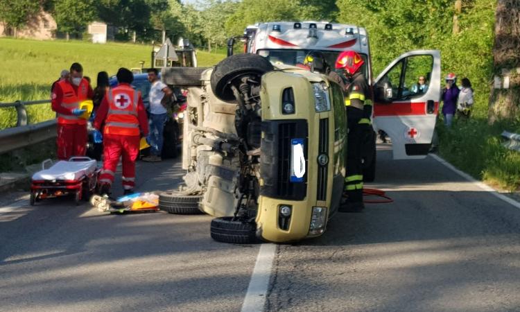 San Ginesio, auto si schianta contro il guardrail e si ribalta: conducente trasportato a Torrette in eliambulanza San Ginesio, auto si schianta contro il guardrail e si ribalta: conducente trasportato a Torrette in eliambulanza