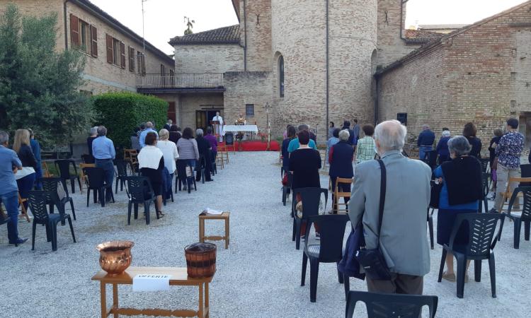 Macerata, fase 2: prima messa all'aperto nella chiesa del SS. Crocifisso di Villa Potenza (FOTO) Macerata, fase 2: prima messa all'aperto nella chiesa del SS. Crocifisso di Villa Potenza (FOTO)