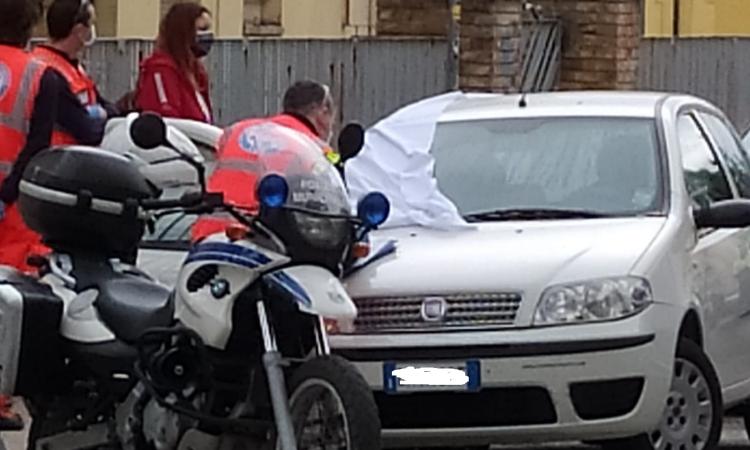 Macerata, 52enne dell'entroterra trovato senza vita nella sua auto: muore per overdose (FOTO e VIDEO) Macerata, 52enne dell'entroterra trovato senza vita nella sua auto: muore per overdose (FOTO e VIDEO)