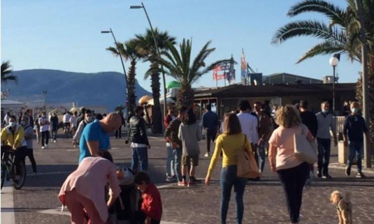 Porto Recanati, dopo il lockdown torna la voglia d'estate: tanta la gente a spasso sul lungomare (FOTO)