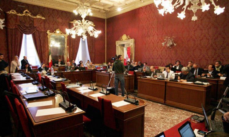 Macerata - "Preoccupati per le varianti del Covid": annullato il Consiglio comunale in presenza