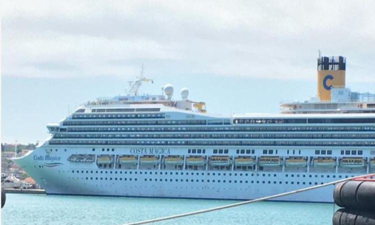 Costa Magica, attraccata al porto di Ancona, da oggi diventa Covid free: trasferiti i contagiati Costa Magica, attraccata al porto di Ancona, da oggi diventa Covid free: trasferiti i contagiati