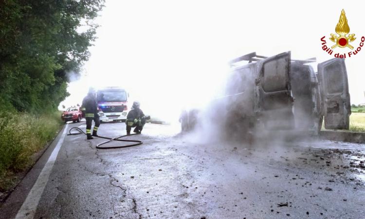Morrovalle, autofurgone in fiamme in Contrada San Martino: Vigili del Fuoco al lavoro