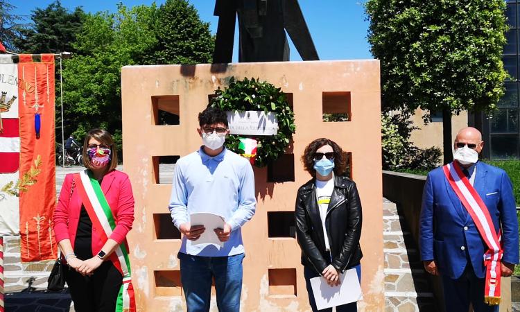 Tolentino, Festa della Repubblica: consegnata la Costituzione a due neo diciottenni Tolentino, Festa della Repubblica: consegnata la Costituzione a due neo diciottenni