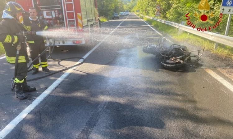 Pieve Torina, moto in fiamme dopo lo scontro con un'auto: due persone all'ospedale Pieve Torina, moto in fiamme dopo lo scontro con un'auto: due persone all'ospedale