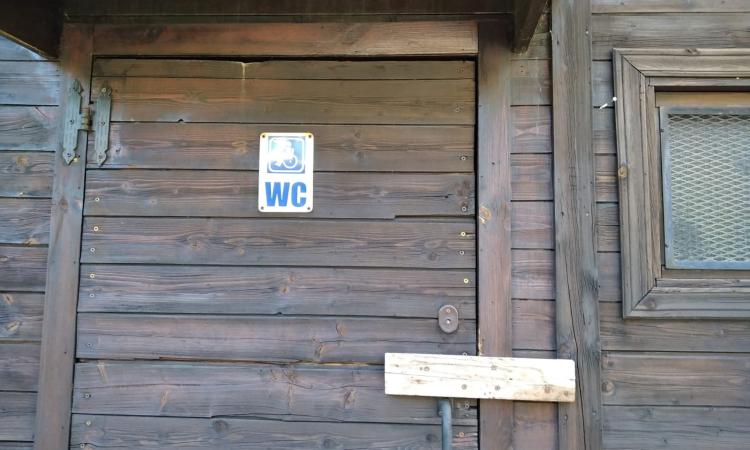 Ussita, bagni pubblici inutilizzabili: "Visitatori e turisti come nel Giardino dell'Eden" Ussita, bagni pubblici inutilizzabili: "Visitatori e turisti come nel Giardino dell'Eden"