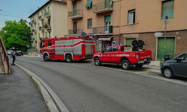 Macerata, allarme in via Maffeo Pantaleoni: principio di incendio in un seminterrato (FOTO)