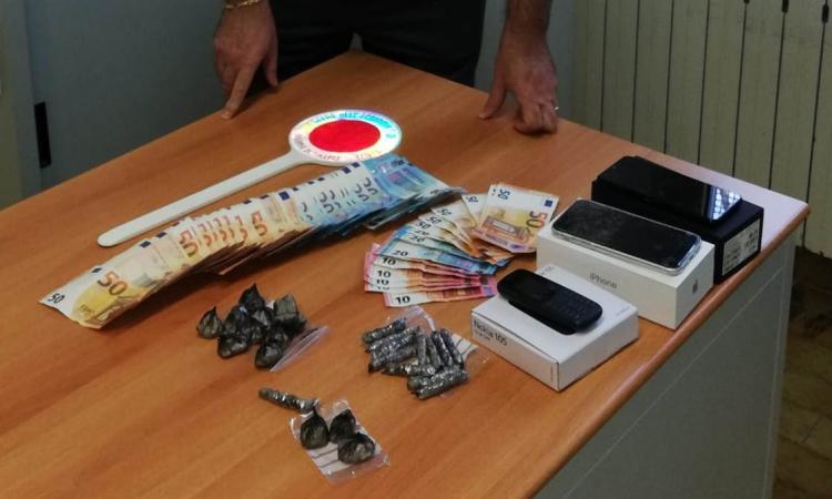 Porto Recanati, il cane antidroga scova un etto di cocaina nel cruscotto: arrestato pusher Porto Recanati, il cane antidroga scova un etto di cocaina nel cruscotto: arrestato pusher