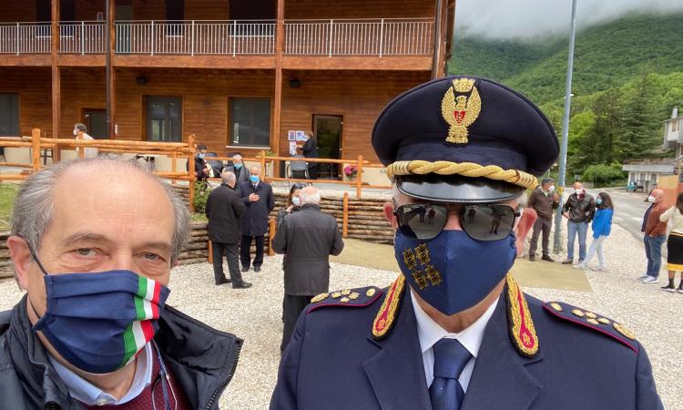 Castelsantangelo sul Nera, il vice questore Andrea Innocenzi va in congedo: l'omaggio del sindaco Falcucci Castelsantangelo sul Nera, il vice questore Andrea Innocenzi va in congedo: l'omaggio del sindaco Falcucci