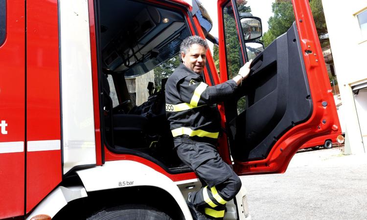 Macerata, Laerte Tombesi torna a vestire la divisa da Vigile del Fuoco dopo aver sconfitto il Covid-19 (VIDEO e FOTO)