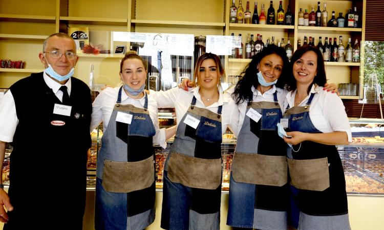 Macerata, la Pasticceria "Delizie" sbarca in centro storico con entusiasmo e tanti sorrisi (FOTO) Macerata, la Pasticceria "Delizie" sbarca in centro storico con entusiasmo e tanti sorrisi (FOTO)