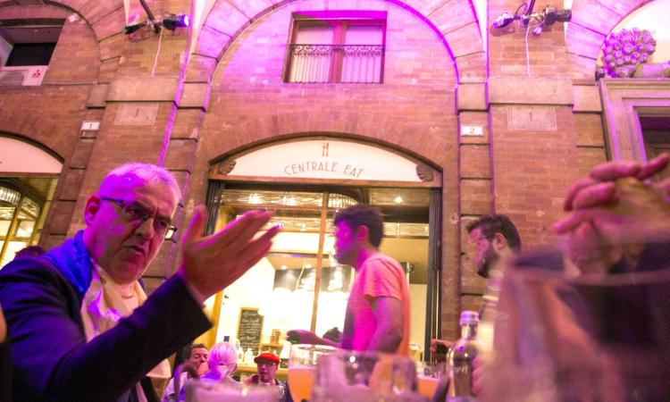 Macerata, il "comandante" Carancini contro la movida in centro: dalle 2 chiusura dei locali Macerata, il "comandante" Carancini contro la movida in centro: dalle 2 chiusura dei locali