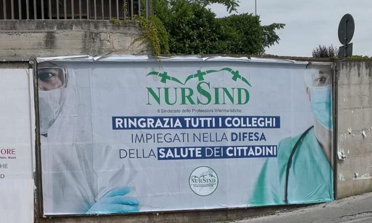 Un manifesto per ringraziare gli infermieri impegnati nella lotta al coronavirus