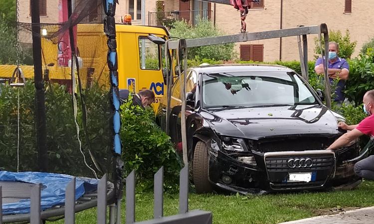 Rocambolesco incidente a Sforzacosta: auto sfonda la recinzione e finisce nel cortile di un'abitazione (FOTO)