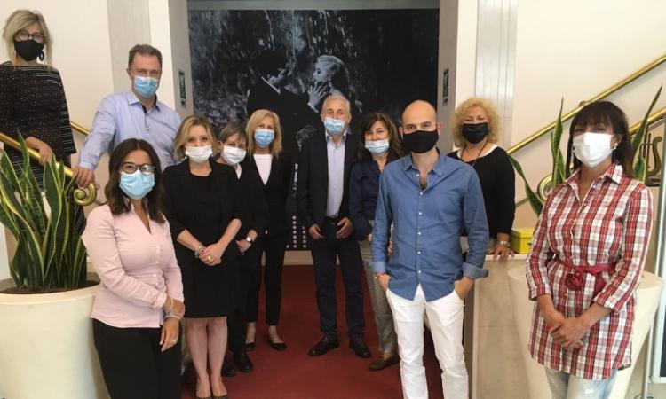 Teatri di Civitanova, la cultura che fa bene al sociale: donati 5mila euro al reparto di Oncologia Teatri di Civitanova, la cultura che fa bene al sociale: donati 5mila euro al reparto di Oncologia