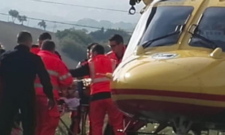 Mogliano, investito da un'auto: uomo trasportato a Torrette in eliambulanza