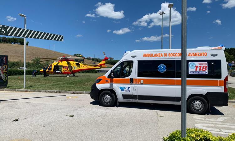 Porto Recanati, cade in casa e resta a terra: anziana trasportata a Torrette in gravi condizioni Porto Recanati, cade in casa e resta a terra: anziana trasportata a Torrette in gravi condizioni