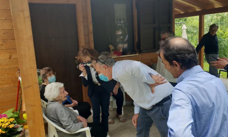 Fiastra, Il Commissario Legnini fa visita a nonna Peppina e assicura: "La ricostruzione si farà"