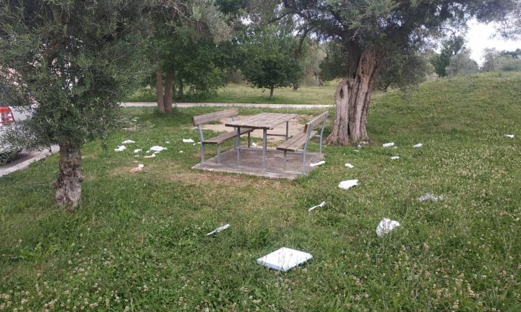 Macerata, vandalismo e sporcizia al parco delle Vergini: la rabbia dei residenti Macerata, vandalismo e sporcizia al parco delle Vergini: la rabbia dei residenti