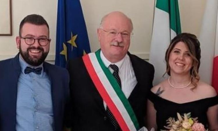 Il Comune di Matelica, celebra il primo matrimonio post-Covid: Cristina ed Andrea si dicono "sì" Il Comune di Matelica, celebra il primo matrimonio post-Covid: Cristina ed Andrea si dicono "sì"