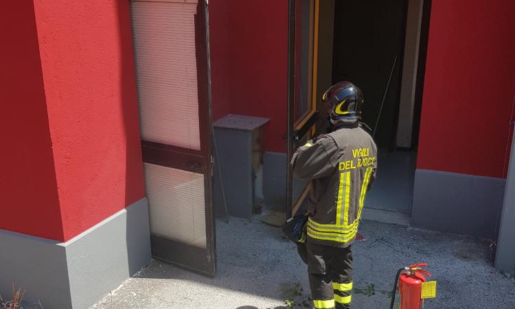 Macerata, fiamme nel palazzetto: prende fuoco il quadro elettrico