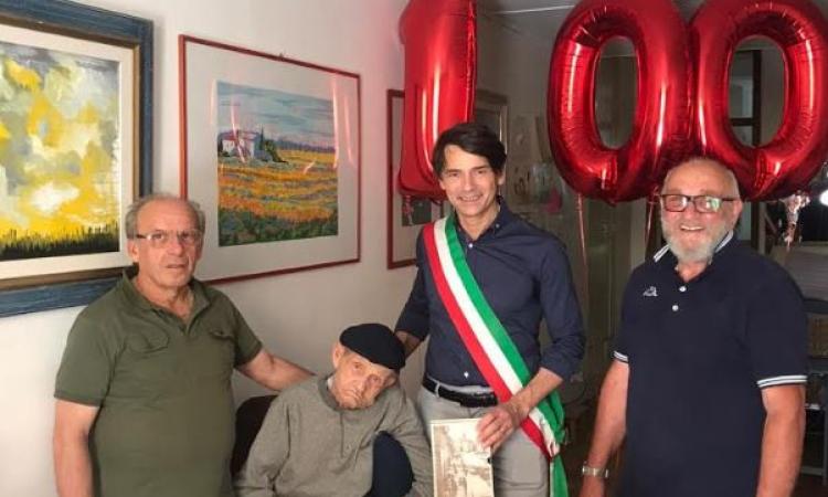 Appignano, grande festa per i 100 anni di Gildo Stacchiotti: l'omaggio del Sindaco