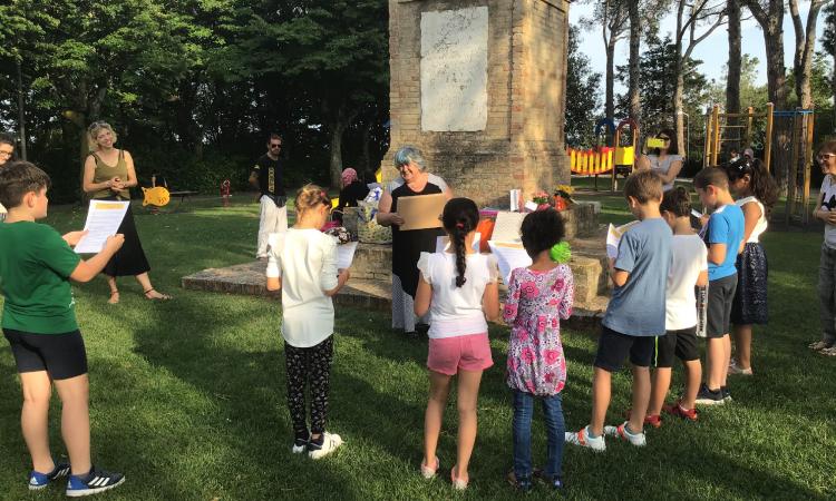 Treia, la maestra Maria Rosa Sensini va in pensione: il saluto degli alunni della scuola"Dolores Prato"